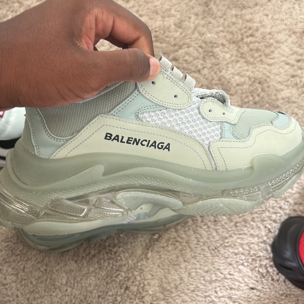 these shoes may look a little worn but they are not in person it’s the rubber.